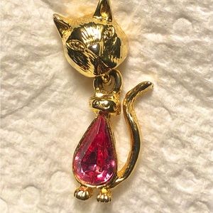8804 Vintage Belly Cat Pin Gold Toned Pink Gemstone Belly Swinging Dangle Belly
